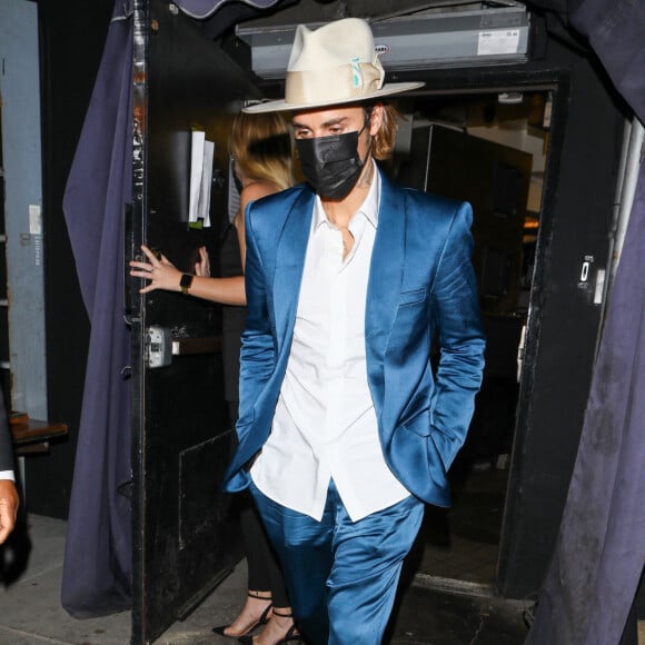 Justin Bieber porte un costume bleu roi et un chapeau beige à la sortie de la soirée de J.S mith au restaurant The Nice Guy à West Hollywood, Los Angeles, le 18 avril 2021. 