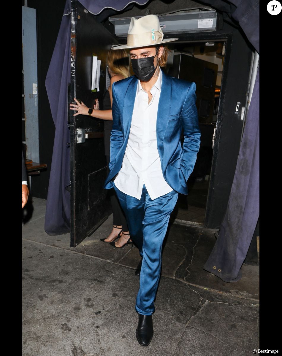 Justin Bieber porte un costume bleu roi et un chapeau beige à la sortie de la soirée de J.S mith au restaurant The Nice Guy à West Hollywood, Los Angeles, le 18 avril 2021.