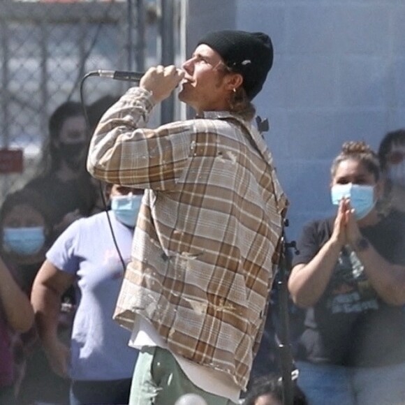 Exclusif - Justin Bieber chante quelques-unes de ses dernières chansons lors d'un concert privé dans une école du centre-ville de Los Angeles, Californie, Etats-Unis, le 9 avril 2021. 