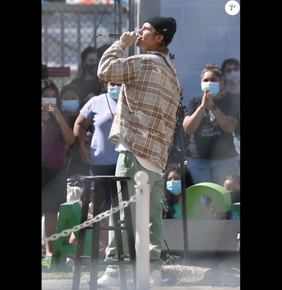 Exclusif - Justin Bieber chante quelques-unes de ses dernières chansons lors d'un concert privé dans une école du centre-ville de Los Angeles, Californie, Etats-Unis, le 9 avril 2021.