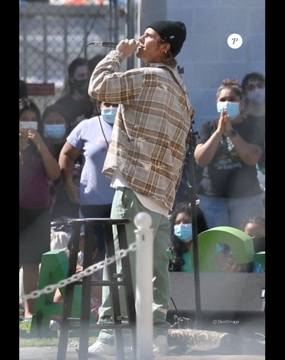 Exclusif - Justin Bieber chante quelques-unes de ses dernières chansons lors d'un concert privé dans une école du centre-ville de Los Angeles, Californie, Etats-Unis, le 9 avril 2021.