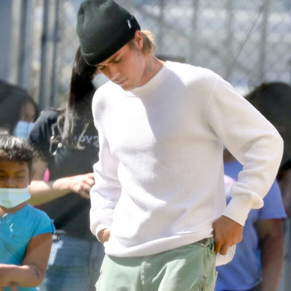 Exclusif - Justin Bieber chante quelques-unes de ses dernières chansons lors d'un concert privé dans une école du centre-ville de Los Angeles, Californie, Etats-Unis, le 9 avril 2021. 