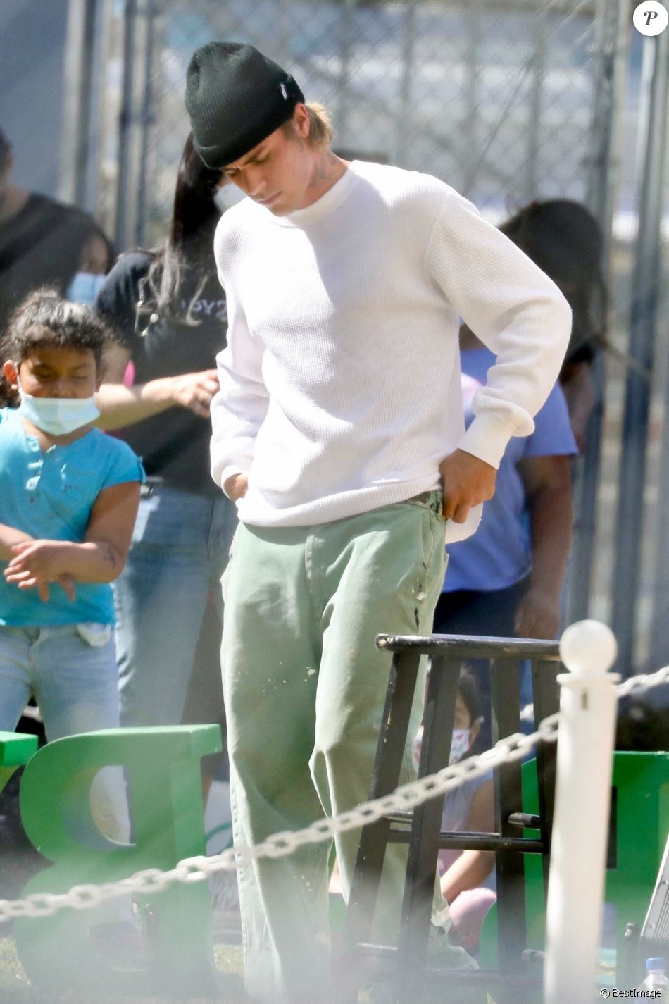 Exclusif - Justin Bieber chante quelques-unes de ses dernières chansons lors d'un concert privé dans une école du centre-ville de Los Angeles, Californie, Etats-Unis, le 9 avril 2021.