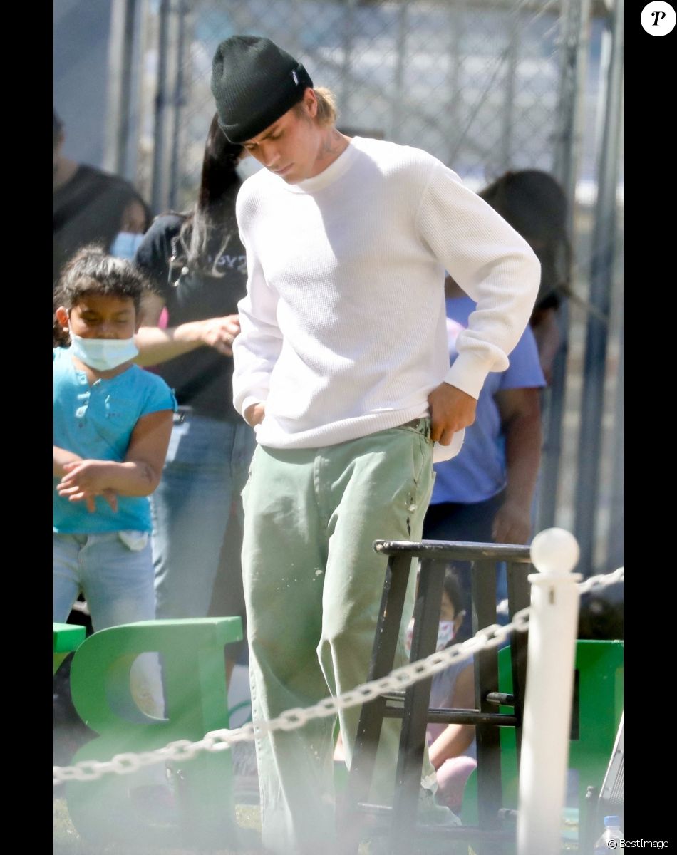 Exclusif - Justin Bieber chante quelques-unes de ses dernières chansons lors d'un concert privé dans une école du centre-ville de Los Angeles, Californie, Etats-Unis, le 9 avril 2021.
