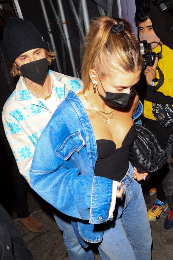 Justin Bieber et sa femme Hailey Baldwin-Bieber quittent la soirée au restaurant "The Nice Guy" à Los Angeles, le 8 avril 2021. 
