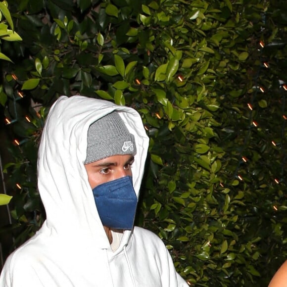 Justin Bieber et sa femme Hailey Bieber Baldwin à la sortie du restaurant "Giorgio Baldi" à Los Angeles, le 2 avril 2021. 