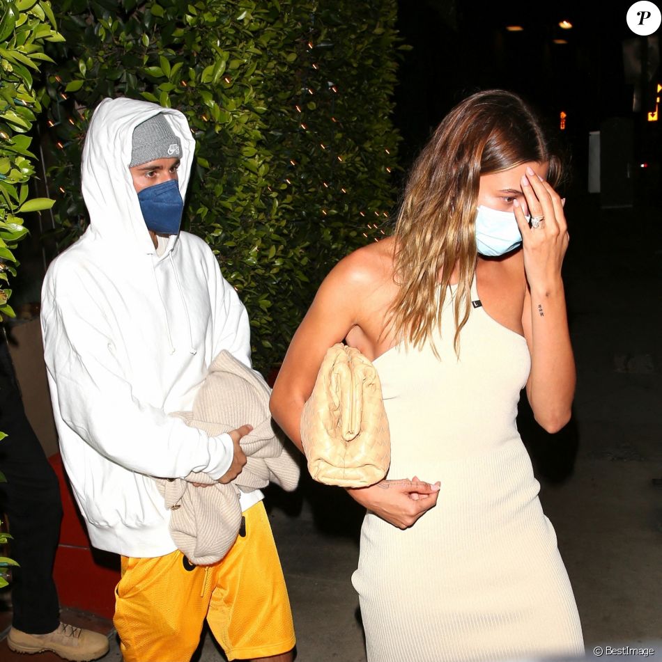 Justin Bieber et sa femme Hailey Bieber Baldwin à la sortie du restaurant "Giorgio Baldi" à Los Angeles, le 2 avril 2021.