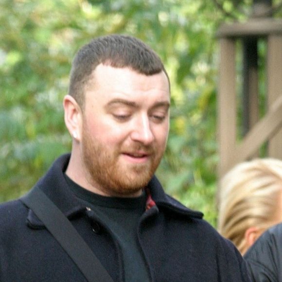 Exclusif - Sam Smith et ses amis empruntent le célèbre passage piétons pour se rendre aux studios d'Abbey Road à Londres, le 19 octobre 2020.
