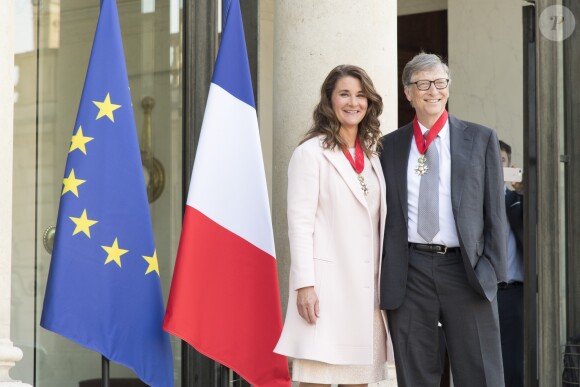 Bill Gates et sa femme Melinda sont reçus à l'Elysée pour être décorés de la plus haute distinction, l'insigne de Commandeur de la Légion d'Honneur.