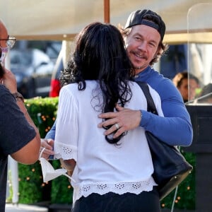 Exclusif - Mark Wahlberg et Mario Lopez discutent avec des fans après leur déjeuner au restaurant Il Pastaio à Beverly Hills, Los Angeles, le 3 mai 2021.