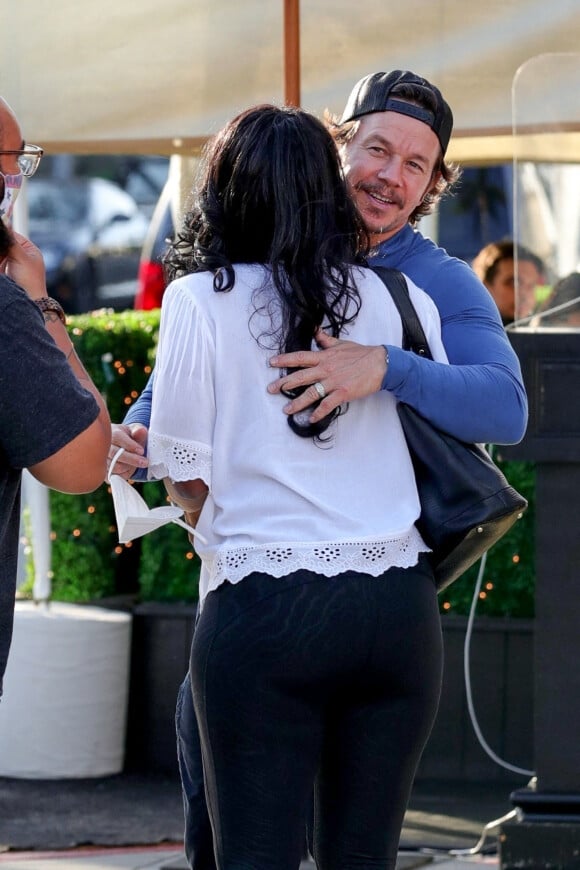 Exclusif - Mark Wahlberg et Mario Lopez discutent avec des fans après leur déjeuner au restaurant Il Pastaio à Beverly Hills, Los Angeles, le 3 mai 2021.
