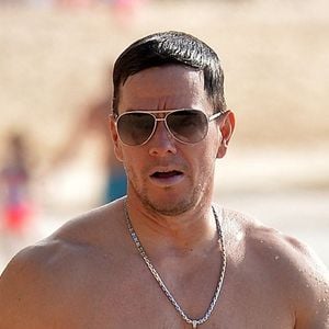 Exclusif - Mark Wahlberg profite d'un peu de temps père et fils pendant leurs vacances à la Barbade, le 1er janvier 2020.