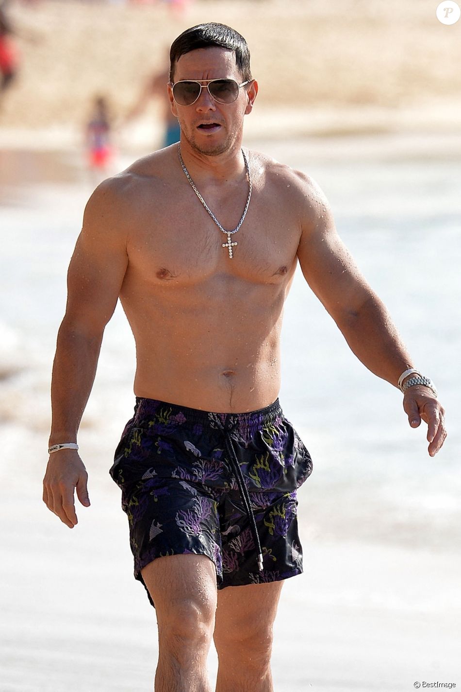 Exclusif - Mark Wahlberg profite d'un peu de temps père et fils pendant leurs vacances à la Barbade, le 1er janvier 2020.