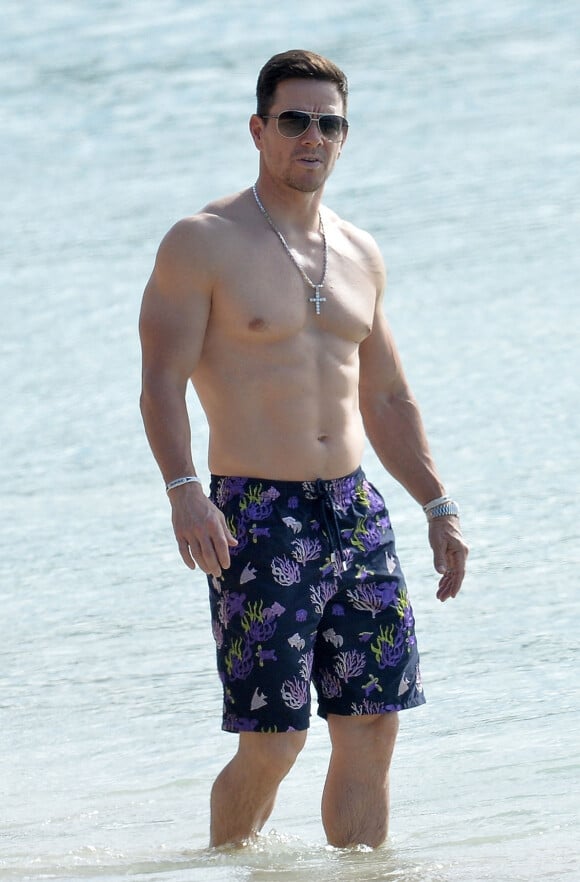 Exclusif - Mark Wahlberg profite d'un peu de temps père et fils pendant leurs vacances à la Barbade, le 1er janvier 2020.