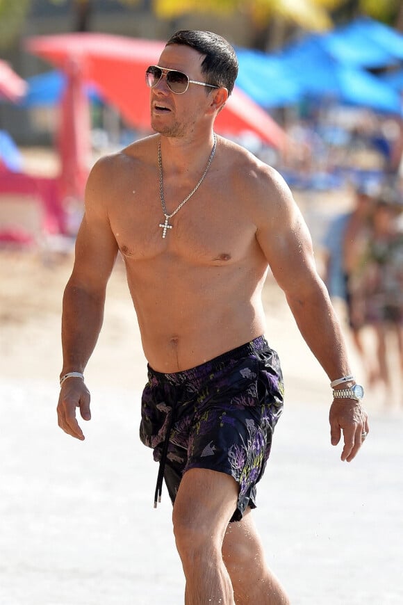 Exclusif - Mark Wahlberg musclé lors de vacances à la Barbade.