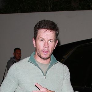 Mark Wahlberg est allé diner avec des amis au restaurant E Baldi dans le quartier de Beverly Hills à Los Angeles, le 24 janvier 2020