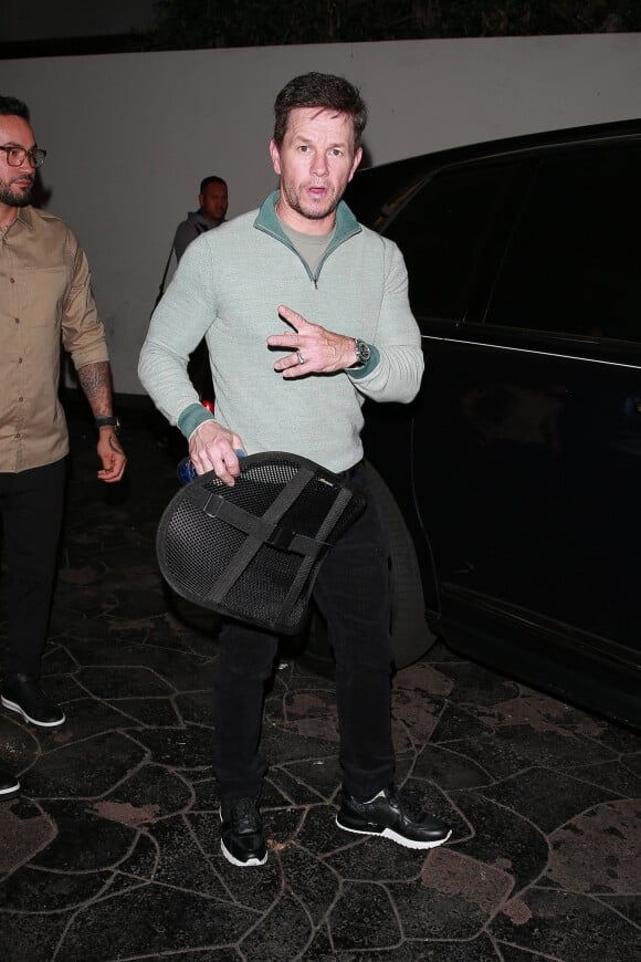Mark Wahlberg est allé diner avec des amis au restaurant E Baldi dans le quartier de Beverly Hills à Los Angeles, le 24 janvier 2020