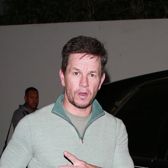 Mark Wahlberg est allé diner avec des amis au restaurant E Baldi dans le quartier de Beverly Hills à Los Angeles, le 24 janvier 2020