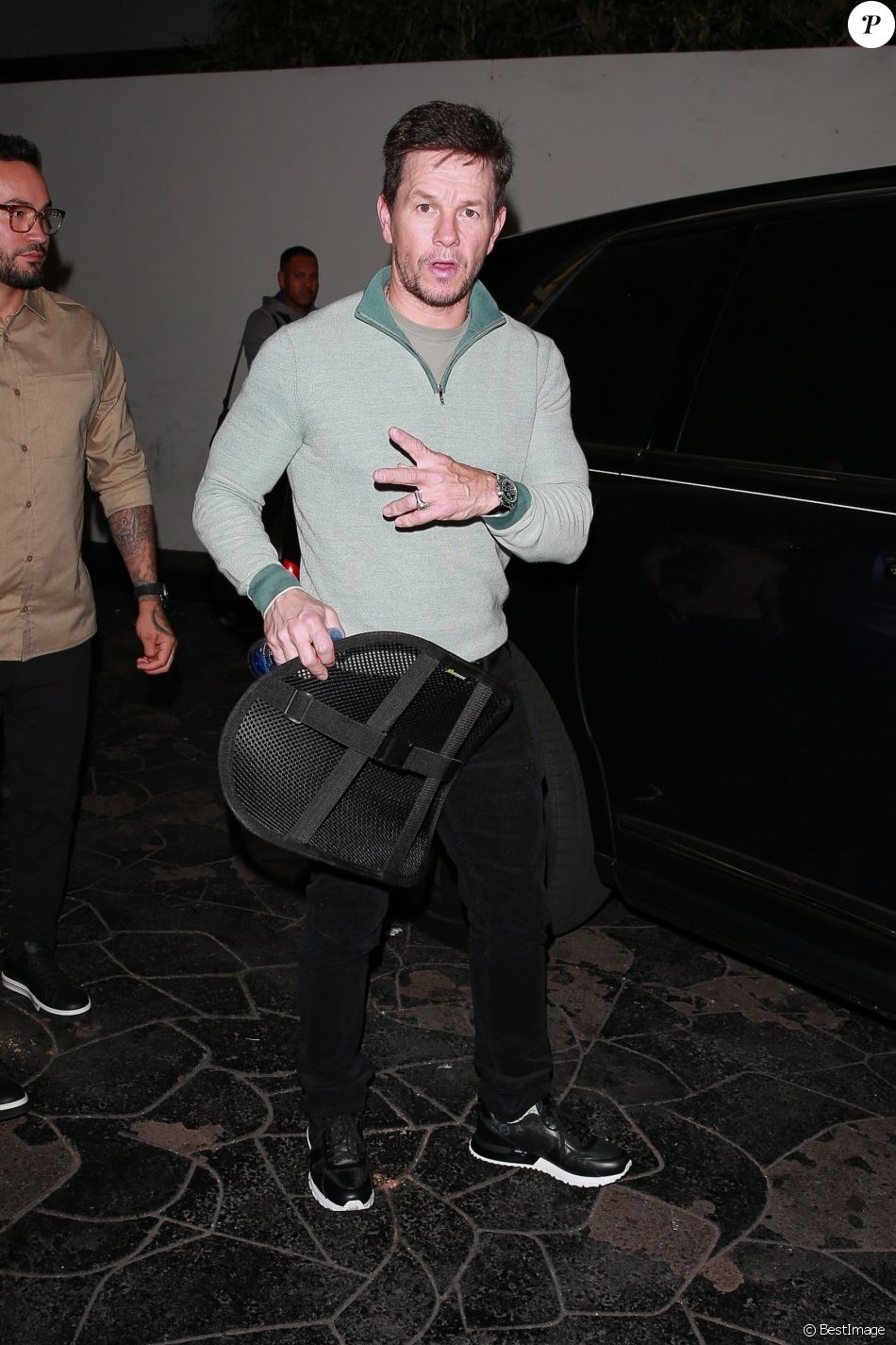 Mark Wahlberg est allé diner avec des amis au restaurant E Baldi dans le quartier de Beverly Hills à Los Angeles, le 24 janvier 2020