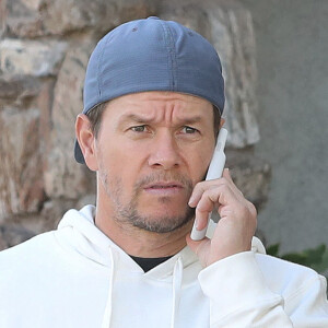Mark Wahlberg se balade à Studio City en short noir le 23 janvier 2020.