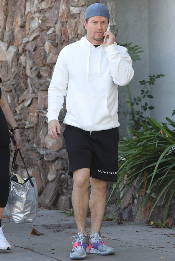 Mark Wahlberg se balade à Studio City en short noir le 23 janvier 2020.