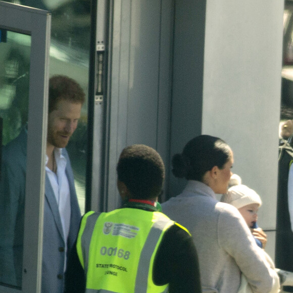 Exclusif - Le prince Harry, duc de Sussex, Meghan Markle, duchesse de Sussex et leur fils Archie Harrison Mountbatten-Windsor arrivent à l'aéroport international du Cap, Afrique du Sud, le 23 septembre 2019, pour un voyage officiel de 10 jours sur le continent africain.