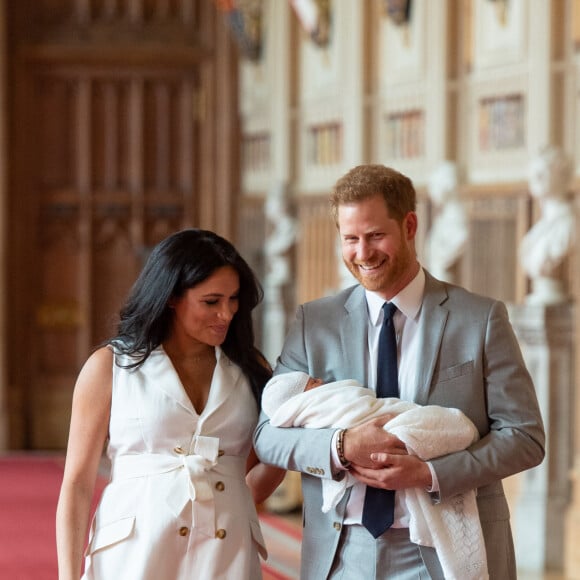 Le prince Harry et Meghan Markle, duc et duchesse de Sussex, présentent leur fils Archie dans le hall St George au château de Windsor le 8 mai 2019.