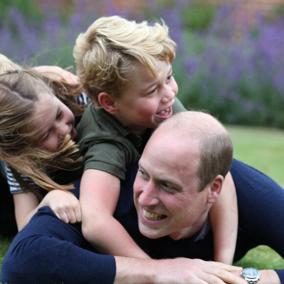 Le prince William, duc de Cambridge à l'occasion de ses 38 ans et de la fête des pères en compagnie de ses enfants le prince George, la princesse Charlotte et le prince Louis à Londres, Royaume Uni, le 21 juin 2020. Photo prise par Kate Middleton.