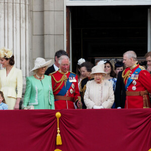 Le prince William, duc de Cambridge, et Catherine (Kate) Middleton, duchesse de Cambridge, le prince George de Cambridge, la princesse Charlotte de Cambridge, le prince Louis de Cambridge, Camilla Parker Bowles, duchesse de Cornouailles, le prince Charles, prince de Galles, la reine Elisabeth II d'Angleterre, le prince Andrew, duc d'York, le prince Harry, duc de Sussex, et Meghan Markle, duchesse de Sussex - La famille royale au balcon du palais de Buckingham lors de la parade Trooping the Colour 2019, célébrant le 93ème anniversaire de la reine Elisabeth II, Londres, le 8 juin 2019.