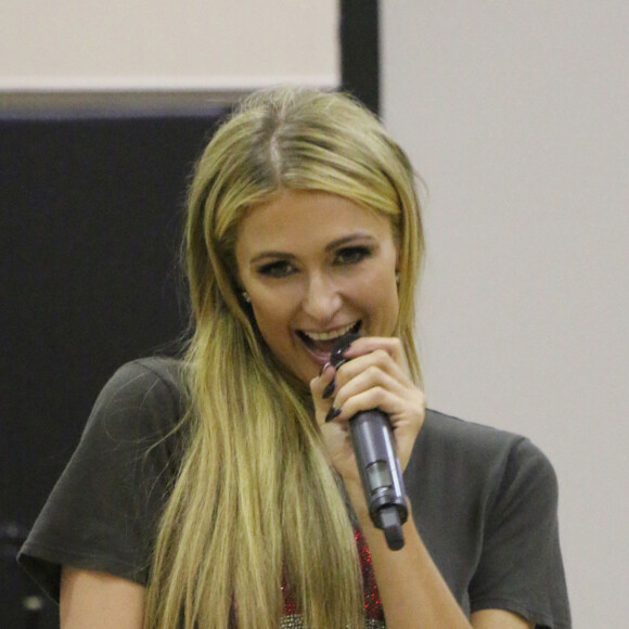 Paris Hilton a joué les DJ au club de gym Equinox, soutenue par son compagnon Chris Zylka, pour récolter des fonds pour l'association "FelixOrganization" à Los Angeles. Le 12 avril 2017 © CPA / Bestimage 