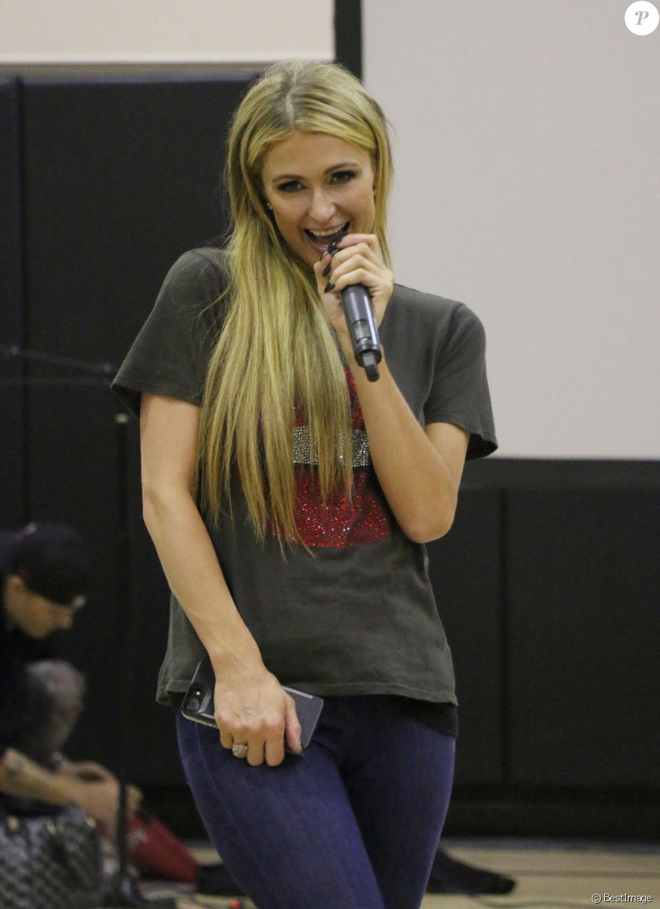 Paris Hilton a joué les DJ au club de gym Equinox, soutenue par son compagnon Chris Zylka, pour récolter des fonds pour l'association "FelixOrganization" à Los Angeles. Le 12 avril 2017 © CPA / Bestimage