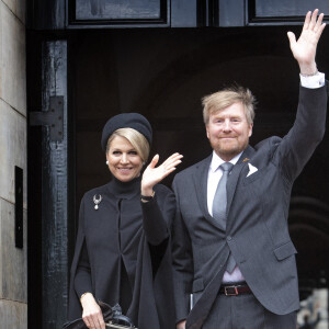 Le roi Willem Alexander et la reine Maxima des Pays-Bas lors de la cérémonie de commémoration pour les victimes de la Seconde Guerre Mondiale sur la place du Dam à Amsterdam, le 4 mai 2021.
