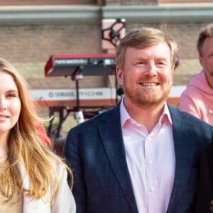 Le roi Willem-Alexander et la reine Maxima des Pays-Bas avec leurs filles la princesse Alexia des Pays-Bas, la princesse Ariane des Pays-Bas et la princesse Catharina-Amalia des Pays-Bas - La famille royale des Pays-Bas assiste aux répétitions du groupe "The Streamers" juste avant le concert à l'occasion de la fête du Roi (Koningsdag), anniversaire du roi (54 ans) à La Haye, le 27 avril 2021.