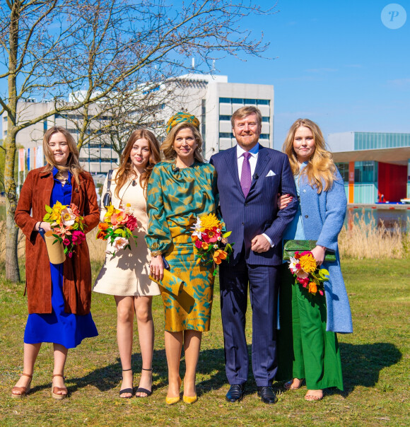 Le roi Willem-Alexander et la reine Maxima des Pays-Bas avec leurs filles la princesse Alexia des Pays-Bas, la princesse Ariane des Pays-Bas et la princesse Catharina-Amalia des Pays-Bas - La famille royale des Pays-bas réunie à Eindhoven à l'occasion de la fête du Roi (Koningsdag), anniversaire du roi (54 ans), le 27 avril 2021.
