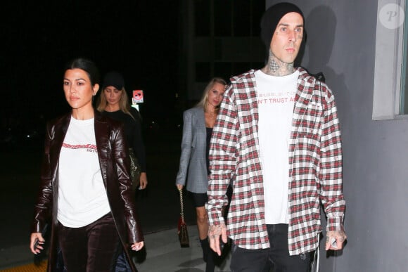 Kourtney Kardashian arrive avec Larsa Pippen, Travis Barker et Amanda Elise au restaurant "Crossboards" Los Angeles, le 7 novembre 2018.