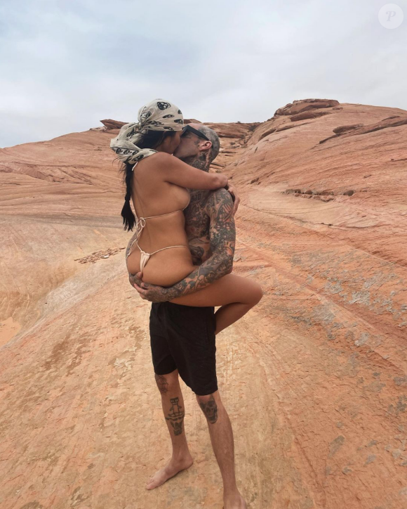 Kourtney Kardashian et son compagnon Travis Barker s'embrassent en plein désert. Avril 2021.
