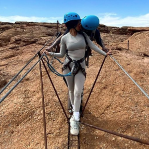Kourtney Kardashian et Travis Barker en expédition. Avril 2021.