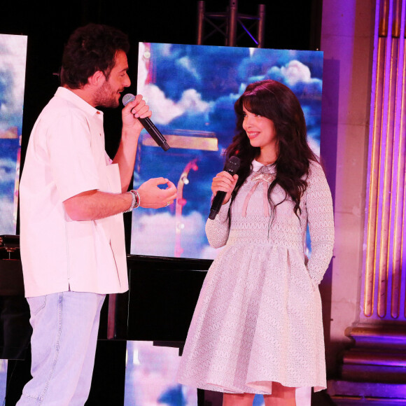 Amir Haddad et Indila à l'enregistrement des performances artistiques au flux streaming de la Journée des Assises de la Parité 2021, dans la grande salle des fêtes de la Mairie de Paris.