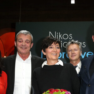 Patricia Houg, Laurence et Pierre Lemarchal (Parents de Grégory Lemarchal) et Nikos Aliagas - Vernissage de l'exposition "L'épreuve du Temps" de Nikos Aliagas au Palais Brongniart à Paris, le 16 janvier 2017. © Dominique Jacovides/Bestimage