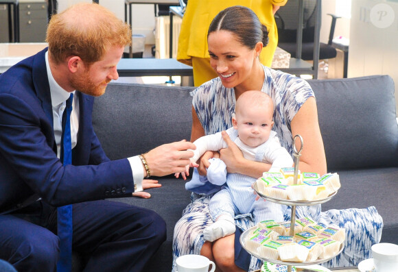 Le prince Harry et Meghan Markle présentent leur fils Archie à Desmond Tutu à Cape Town, Afrique du Sud le 25 septembre 2019.