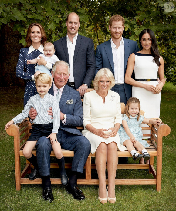 Photo de famille pour les 70 ans du prince Charles, prince de Galles, dans le jardin de Clarence House à Londres, en 2018. Le prince de Galles pose en famille avec son épouse Camilla Parker Bowles, duchesse de Cornouailles, et ses fils le prince William, duc de Cambridge, et le prince Harry, duc de Sussex, avec leurs épouses, Catherine (Kate) Middleton, duchesse de Cambridge et Meghan Markle, duchesse de Sussex, et les trois petits-enfants le prince George, la princesse Charlotte et le jeune prince Louis.