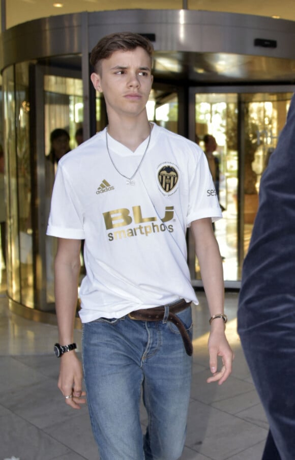 Exclusif - Romeo Beckham quitte son hôtel à Séville pour assister à la finale de la Copa del Rey qui oppose Valence à Barcelone.