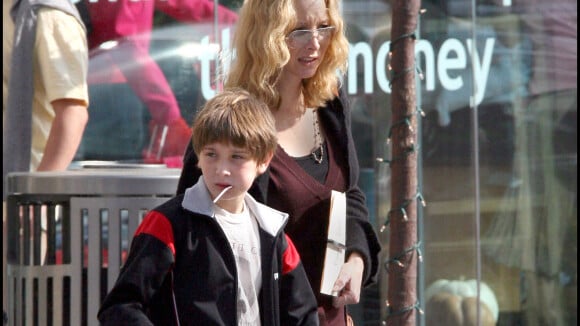 Lisa Kudrow publie une rare photo de son fils Julian, charmant jeune homme de 24 ans