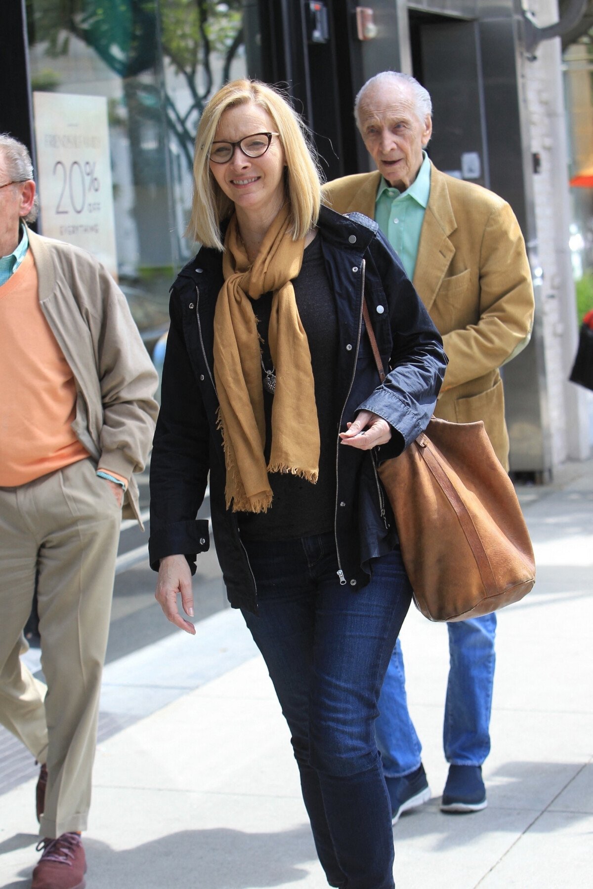 Photo Lisa Kudrow et son père Lee vont déjeuner à Los Angeles, le 20