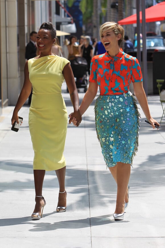Samira Wiley et sa compagne Lauren Morelli font du shopping sur Rodeo Drive à Beverly Hills, le 15 septembre 2017