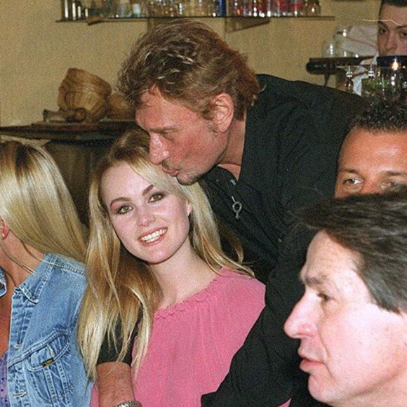 Johnny et Laeticia Hallyday et Marc Francelet (au premier plan) pour les 25 ans de Laeticia chez Pozitano.