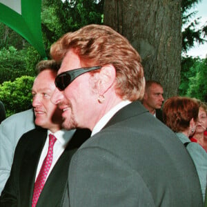 
Archives - Marc Francelet, André Boudou et Johnny Hallyday - Remise de la légion d'honneur à Jean-Claude Camus. 1998.
