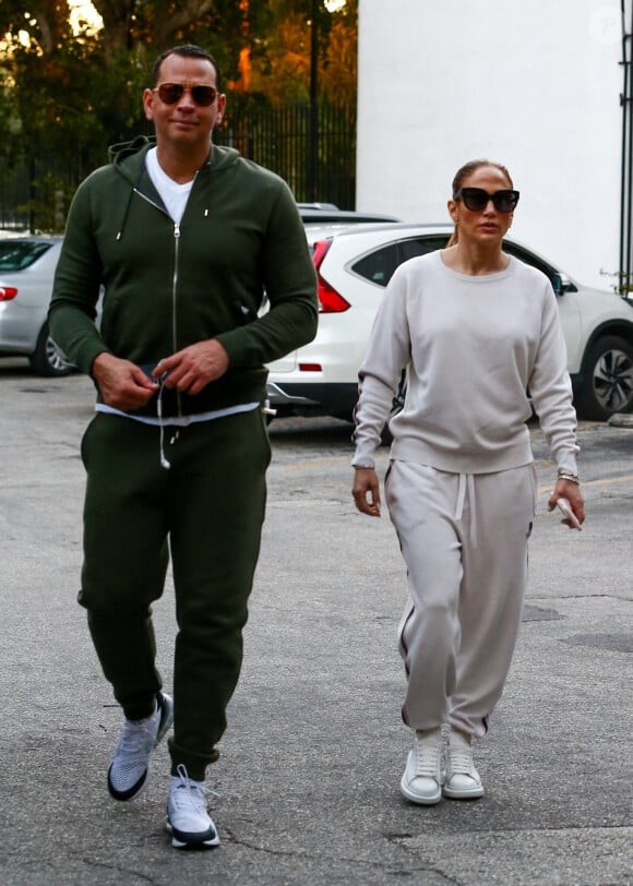 Jennifer Lopez et son fiancé Alex Rodriguez à la sortie de leur salle de sport à Miami, le 23 février 2020.