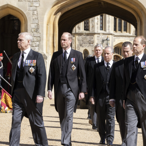 Le prince Andrew, duc d'York, le prince Edward, comte de Wessex, le prince William, duc de Cambridge, Peter Phillips, le prince Harry, duc de Sussex, David Armstrong-Jones, comte de Snowdon, Sir Timothy Laurence - Arrivées aux funérailles du prince Philip, duc d'Edimbourg à la chapelle Saint-Georges du château de Windsor, le 17 avril 2021.