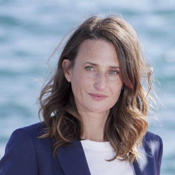 Camille Cottin lors du photocall de "Dix Pour Cent" dans le cadre de Canneseries saison 3 au Palais des Festivals à Cannes le 13 octobre 2020. © Norbert Scannella / Panoramic / Bestimage